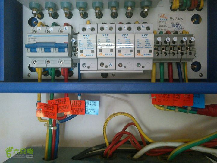 双江县回东河水库一楼无线机房LIC4828阻断型三箱交流保护箱 QGC02 内景2