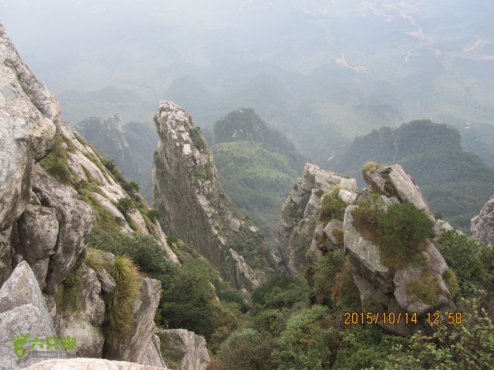 20151014江西庐山东线景区（东到五老峰的四峰）站在四峰看南侧下面的巨臂，注意条状断崖上面有很多人！