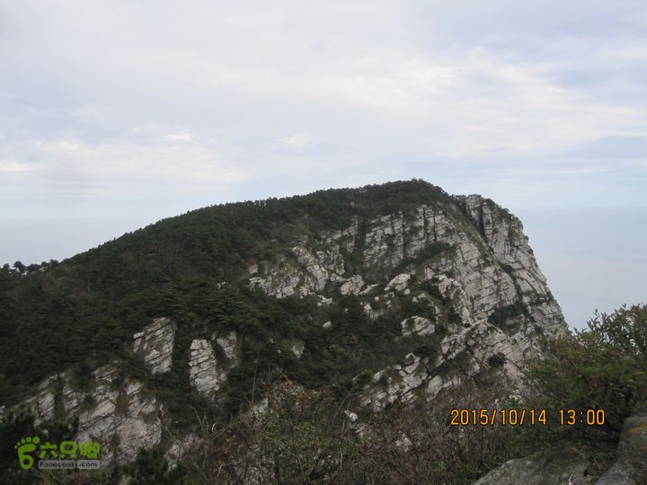 20151014江西庐山东线景区（东到五老峰的四峰）站在四峰向东看山顶有一凉亭的五峰，四峰到五峰要向西北下降再向东南爬升