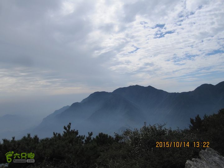 20151014江西庐山东线景区（东到五老峰的四峰）站在二峰向西南看汉阳峰，南侧云雾慢慢升起