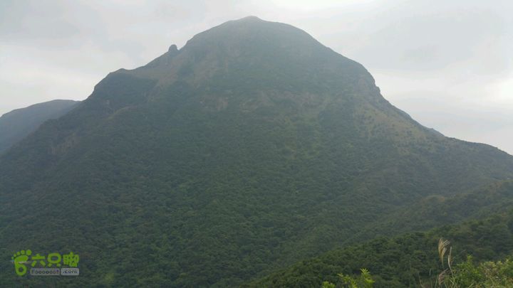 香港东涌-弥勒山-昂坪-地塘仔-东涌巍峨的凤凰山