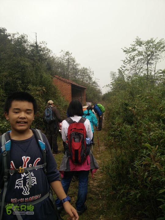 三渡溪-后渠-周坑-金坑-里岭脚-石湖坑-谏庄-石湖口环线由此处下到水库，是到周坑最短的路