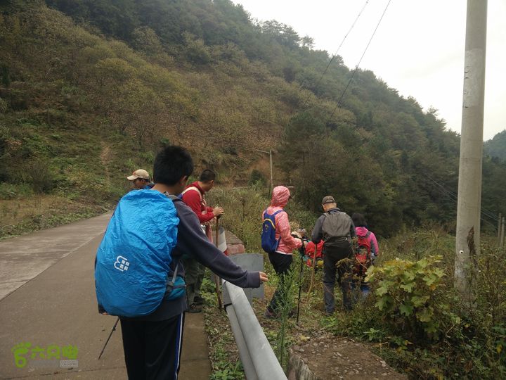 三渡溪-后渠-周坑-金坑-里岭脚-石湖坑-谏庄-石湖口环线离开公路，走一段古道
