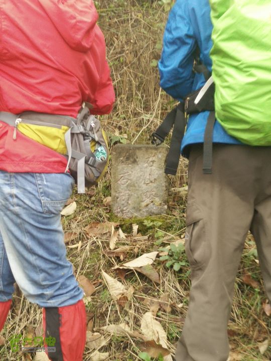 三渡溪-后渠-周坑-金坑-里岭脚-石湖坑-谏庄-石湖口环线苦竹城前往石湖坑路上的石碑