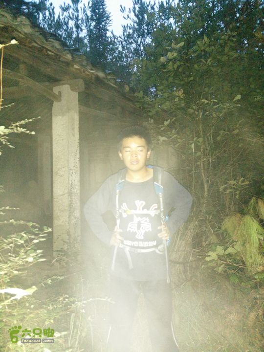 三渡溪-后渠-周坑-金坑-里岭脚-石湖坑-谏庄-石湖口环线三渡溪岭头，开闪光拍的