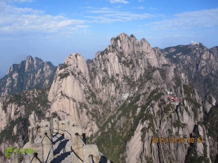 20151026-27安徽·黄山风景区（5A级景区）站在天都峰向西北看，可见山腰的玉屏楼及其西北侧的莲花峰