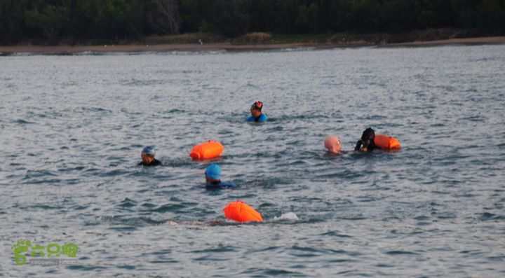 20151220横渡三亚东锣岛-创造新辉煌！下水初期， 调整自己的泳镜泳帽等。