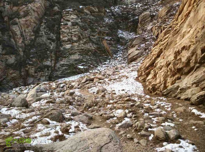 白道峪穿越桃源仙谷山谷中未化的雪