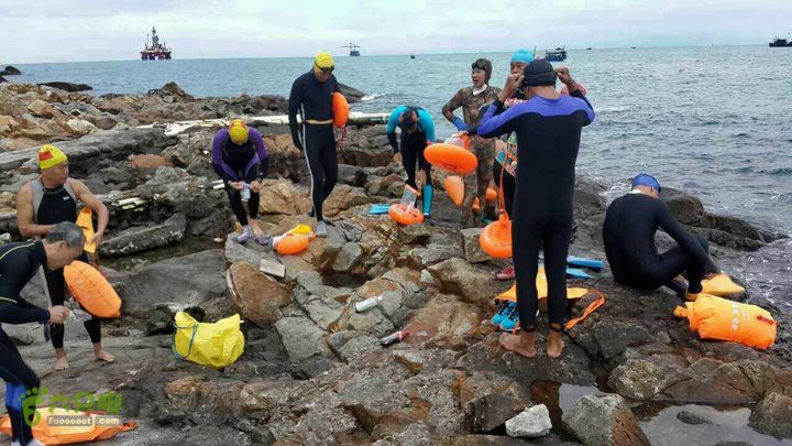 20160203-三亚湾游泳队十公里挑战鹿回头角外海域下海前准备