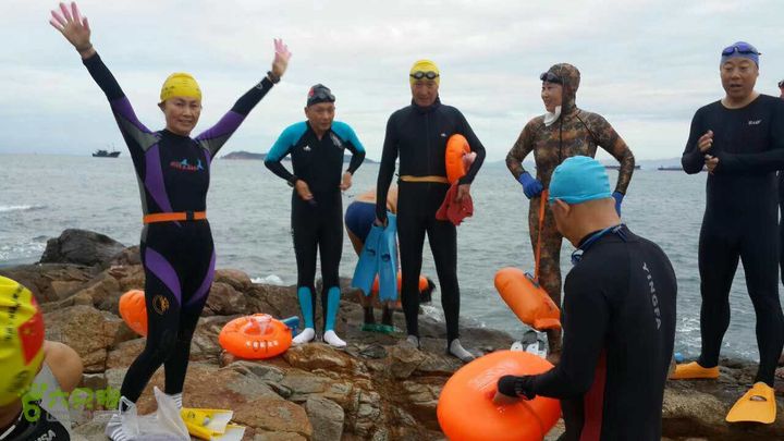 20160203-三亚湾游泳队十公里挑战鹿回头角外海域下海前准备