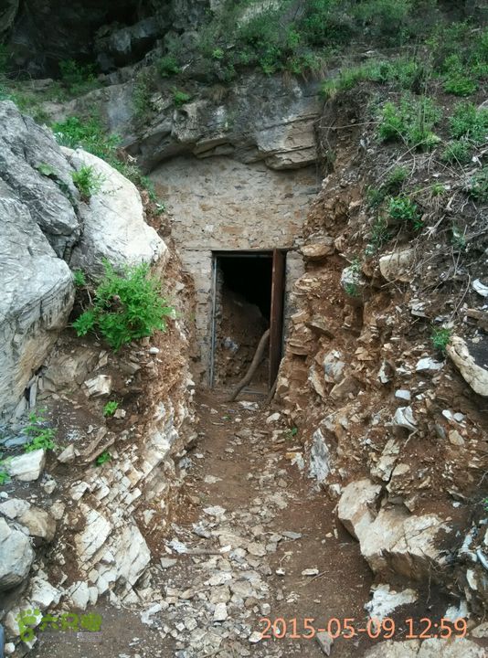 棺材山201505091300溶洞_脚印_房山区_六只脚