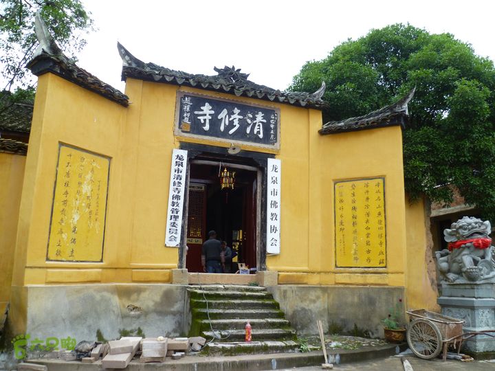 龙泉清修寺革命烈士陵园